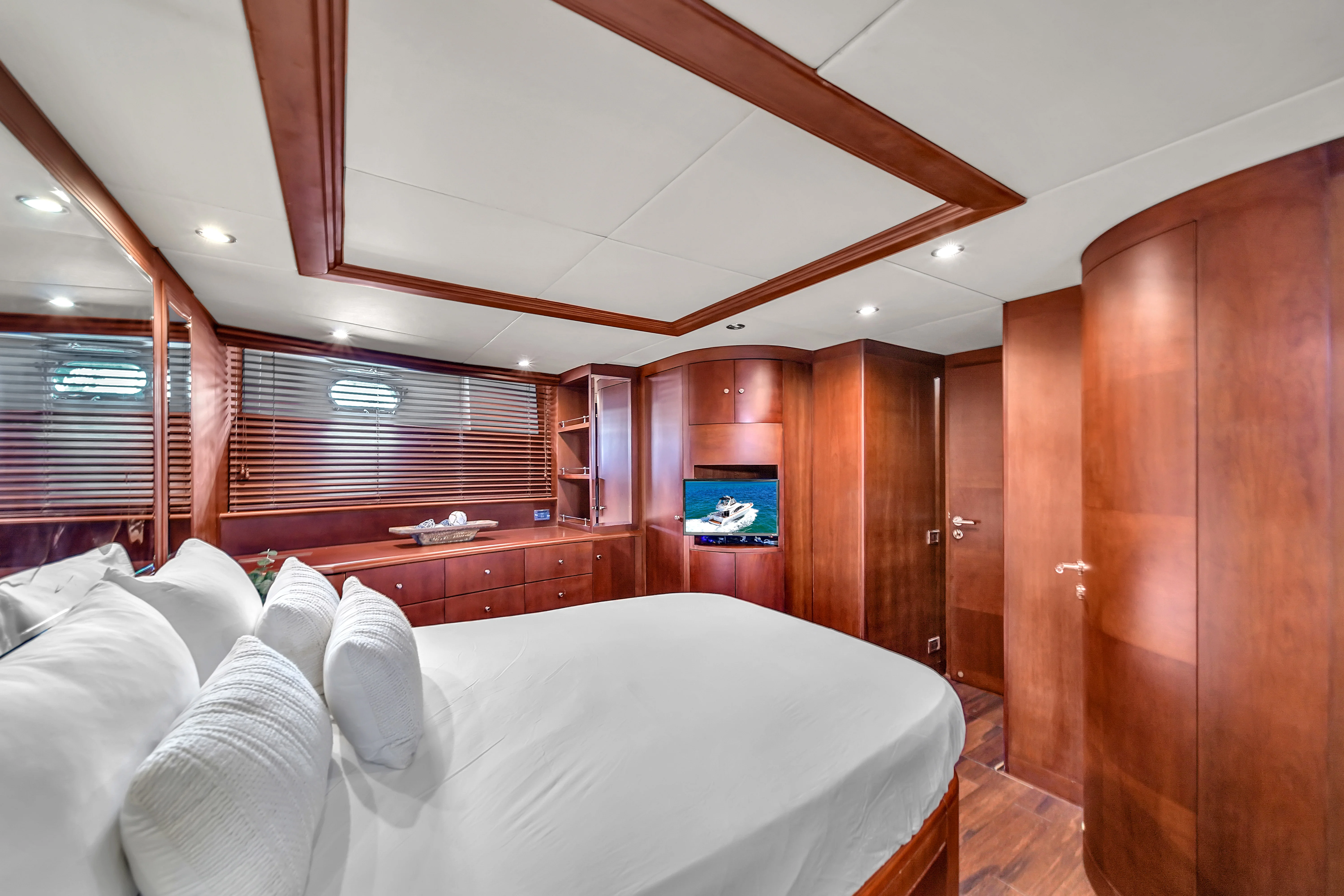 105ft Azimut Daniela navigation details